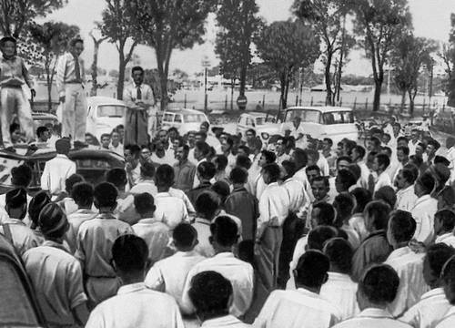 Митинг индонезийских рабочих после национализации голландской пароходной компании «КПМ». Декабрь 1957.