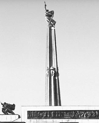 Монумент Советской Армии в Батина-Скела (сооружён на месте переправы совестких частей через Дунай в 1944). Скульптор А. Августинчич. 1945—47.