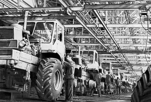 Сборка тракторов в пятом сборочном цехе Харьковского тракторостроительного завода имени Орджоникидзе.