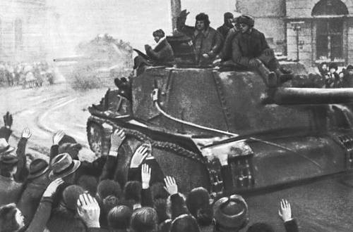 Советские войска вступают в Лодзь. Январь 1945.