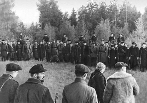 Партизаны Псковщины принимают присягу. 1943.