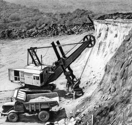 Добыча железной руды в Боми-Хилс.