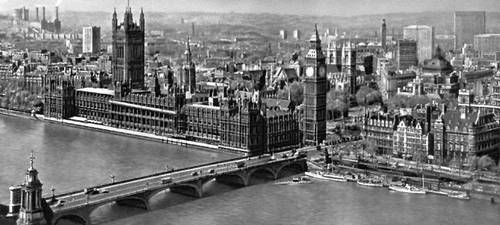 Лондон. Общий вид центра города со стороны р. Темзы. Слева — здание парламента (1840—68, архитекторы Ч. и Э. Бэрри).