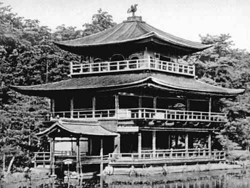 Киото. Павильон Кинкаку («Золотой павильон»; 14 в., восстановлен в 1953).