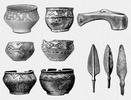 Глиняные сосуды и бронзовые орудия срубной культуры.