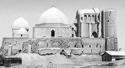 Мавзолей-мечеть Ходжа Ахмеда Ясави в г. Туркестане (Чимкентская область). Конец 14 в. (снимок сделан до реставрации 1955—57).