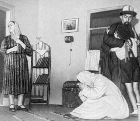 Сцена из спектакля Киргизского драматического театра «Судьба отца» Б. Джакиева. 1960.