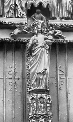 Скульптура. «Золотая богоматерь». Статуя портала Марии южного фасада трансепта собора в Амьене (Франция). Камень. Около 1270.