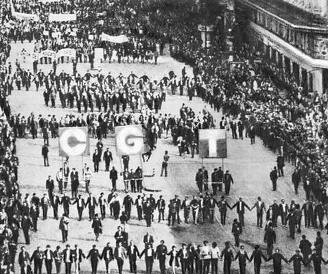 Демонстрация трудящихся в дни национальной забастовки во Франции. Париж. 1968.