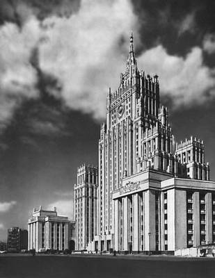 В. Г. Гельфрейх. Здание Министерства иностранных дел на Смоленской площади в Москве. 1948—52.