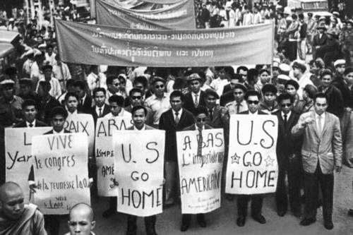 Демонстрация молодёжи против вмешательства США в дела Лаоса. Северный Лаос. 1965.