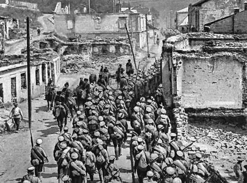 Русские войска вступают в г. Бучач. 1916.