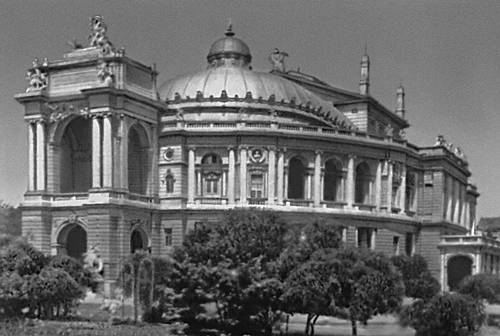 Театр оперы и балета. 1884—87. Архитекторы Г. Гельмер и Ф. Фельнер.