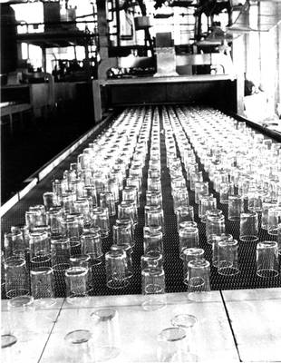 Автомат для производства стаканов на стекольном заводе «Красный Май». Калининская область.