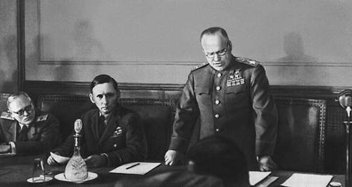 8 мая 1945. Карлсхорст. Маршал Советского Союза Г. К. Жуков зачитывает акт о безоговорочной капитуляции Германии.