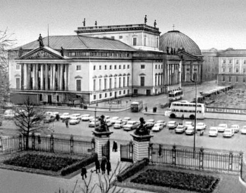 Берлин (ГДР). Государственная опера. 1741—43. Архитектор Г. В. Кнобельсдорф.