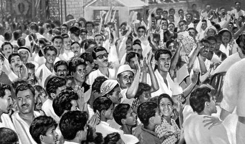 Жители Багдада приветствуют провозглашение республики. 14 июля 1958.