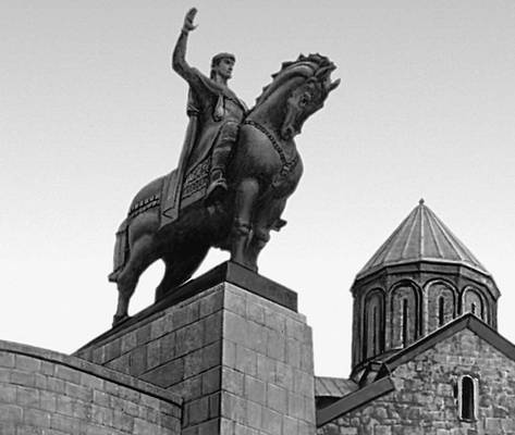 Скульптор Э. Амашукели, архитекторы Т. Канделаки, Д. Мордебадзе. Памятник Вахтангу Горгасалу в Тбилиси. Бронза, гранит. Открыт в 1967.