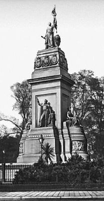 Монумент в честь освобождения Нидерландов в 1813 от французского господства. Гаага.
