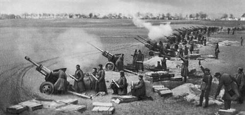 Советская артиллерия ведёт огонь по Берлину. Апрель 1945.