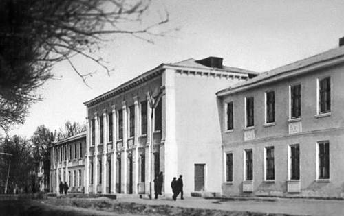 Здание Каракалпакского филиала Академии наук Узбекской ССР в Нукусе.