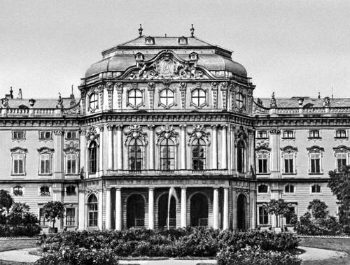 Барокко. Б. Нёйман. Епископская резиденция в Вюрцбурге. ФРГ. 1719—53. Центральный павильон.
