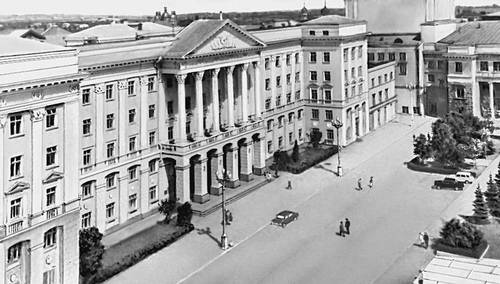 Смоленск. Дом Советов. 1932 (архитектор С. А. Ильинская). Перестроен в 1946—54 (архитектор В. А. Ярошевский).