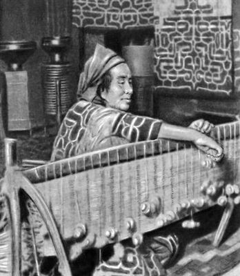Женщина народности айнов за плетением циновки.