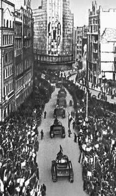 Население Белграда, освобожденного в ходе совместных действий Советской Армии и Народно-освободительной армии Югославии, приветствует танковые части Советской Армии. 20 октября 1944.
