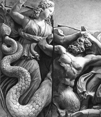 «Битва богов с гигантами» (фрагмент). Рельеф фриза Большого алтаря Зевса в Пергаме. Мрамор. Около 180 до н. э. Античное собрание. Берлин.