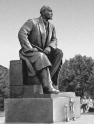 Памятник В. И. Ленину. Бронза, гранит, лабрадорит. 1967. Скульптор В. Б. Пинчук, архитектор С. Б. Сперанский.