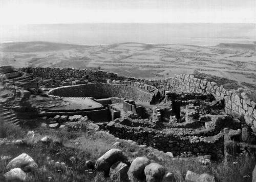 Микены. Царские погребения на акрополе. 16 в. до н. э. Вид с северо-востока.