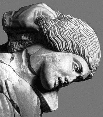 Скульптура ранней классики. Голова лапифянки. Фрагмент скульптуры западного фронтона храма Зевса в Олимпии. Мрамор. 468—456 до н. э. Музей в Олимпии.