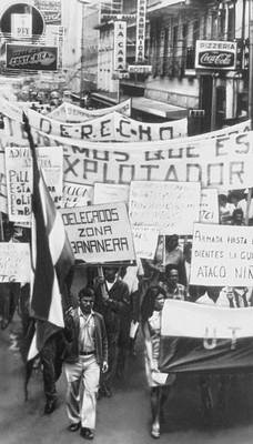 Демонстрация солидарности рабочих и студентов столицы с бастующими рабочими банановых плантаций «Юнайтед фрут компани». Сан-Хосе. Июль 1971.