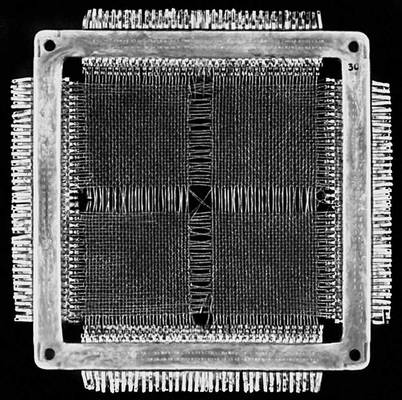 Ферритовая матрица запоминающего устройства с плоской выборкой информации:а — общий вид (матрица на 4196 сердечников); 1 — изоляционная рамка; 2 — контактные выводы; 3 — провода (обмотки); 4 — ферритовые сердечники.