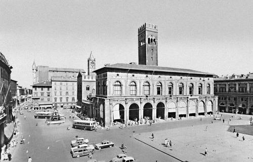 Болонья. Площади Маджоре (справа) и Нептуна (слева). В центре — Палаццо дель Подеста. 13—15 вв.