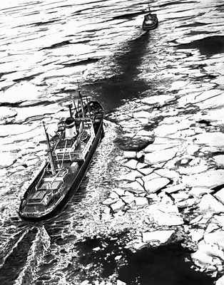 Советские корабли во льдах Северного Ледовитого океана.