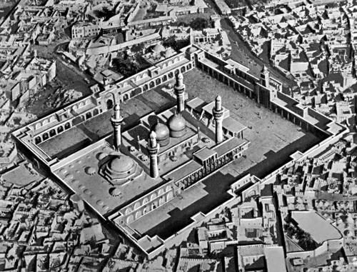 Багдад. Вид города сверху. В центре площади — «Золотая мечеть».