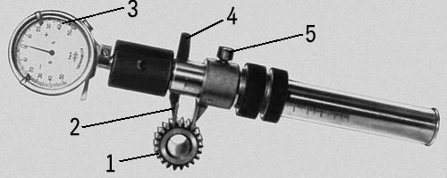 Рис. б. Общий вид накладного нормалемера с отсчётной головкой: 1 — контролируемое колесо; 2 — измерительный наконечник; 3 — отсчётная головка; 4 — арретир; 5 — стопор.