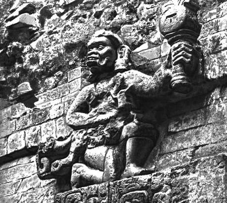 Фигура с факелом на фасаде «Трибуны для зрителей» в Копане. Камень. 8 в.