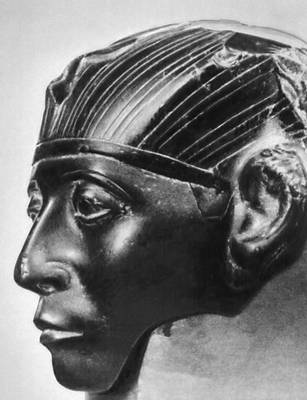 Голова статуи фараона Сенусерта III. Обсидан. 19 в. до н. э. Метрополитен-музей. Нью-Йорк.