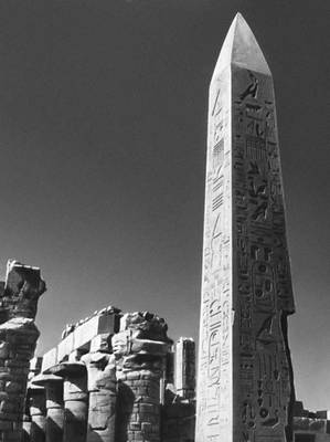 Храм бога Амона-Ра в Карнаке. Обелиск фараона Тутмоса I. Середина 16 в. до н. э.
