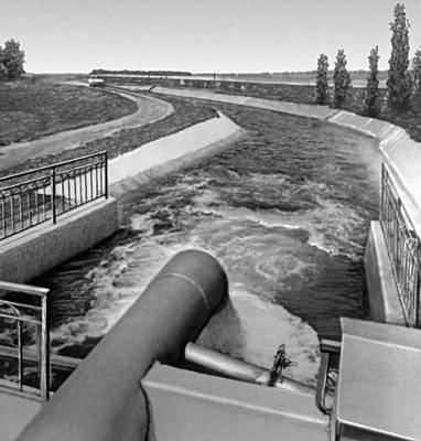 Саратовская область.Подача воды из Саратовского оросительного канала в засушливые районы.