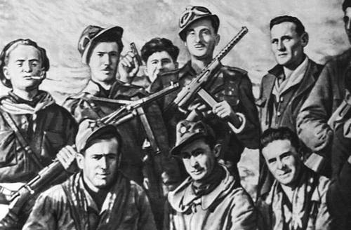 Итальянские партизаны; среди них советский воин Ш. А. Мунджишвили. 1945.