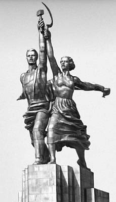 Мухина В. И. «Рабочий и колхозница». Нержавеющая сталь. 1935—37. Группа установлена перед северным входом ВДНХ в Москве.