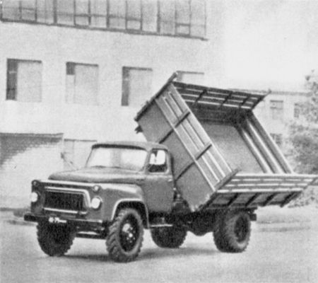 Автомобиль-самосвал ГАЗ-53Б для перевозки сельскохозяйственных грузов.
