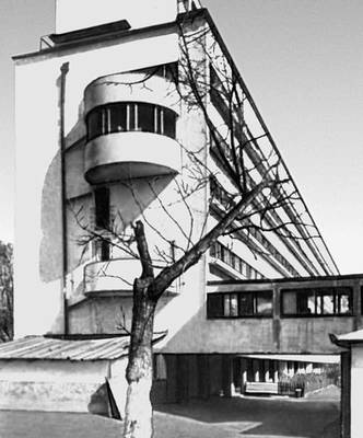 Жилой дом на ул. Чайковского. 1928—1930. Архитекторы М. Я. Гинзбург, И. Ф. Милинис.