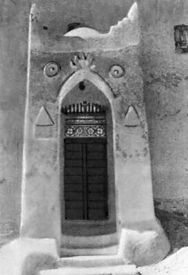 Дверь жилого дома в окрестностях Шибама.