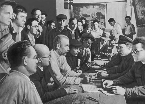 Москвичи записываются в народное ополчение. Лето 1941.