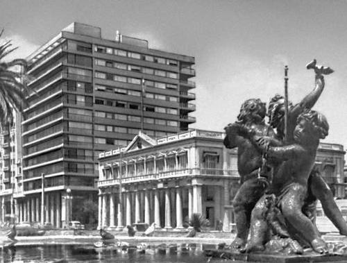 Монтевидео. Пласа де ла Индепенденсия. На переднем плане — Дом правительства (1878—80, архитектор Х. А. Капурро).